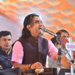 राजस्थान के भजन सम्राट प्रकाश माली – पारंपरिक भक्ति गायन करते हुए, राजस्थानी पोशाक में मंच पर प्रस्तुति देते हुए।