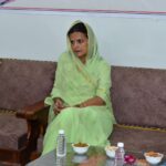 डॉ. प्रियंका चौधरी, बाड़मेर की पहली महिला विधायक, चुनावी जीत के बाद जनता को संबोधित करती हुई।