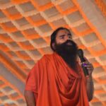 बाबा रामदेव योग सिखाते हुए – भारत के योगगुरु का प्रेरणादायक रूप