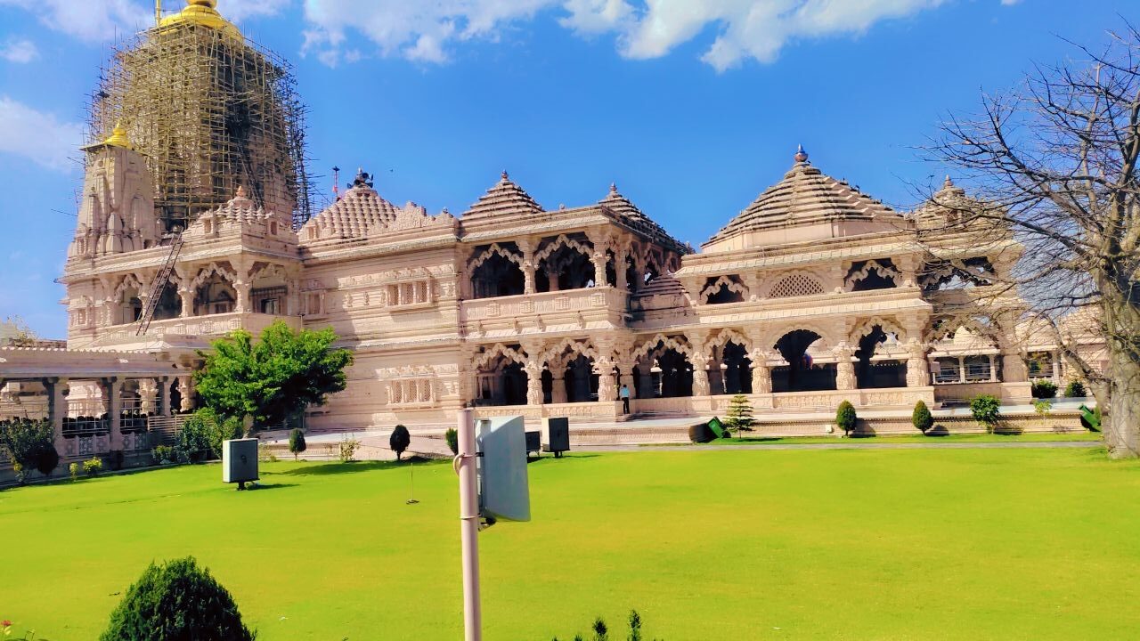 राजस्थान के चित्तौड़गढ़ में सांवरिया सेठ मंदिर का मुख्य द्वार और संगमरमर से निर्मित आकर्षक वास्तुकला