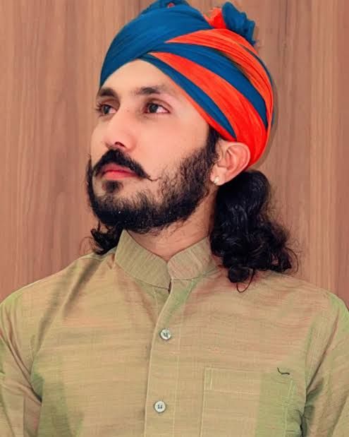 विधायक भाटी और भजन गायक रावणा के बीच बढ़ता विवाद दर्शाता हुआ इमेज