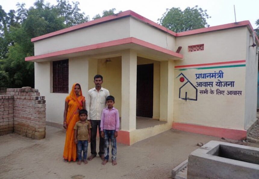 प्रधानमंत्री आवास योजना के तहत बना पक्का ग्रामीण घर